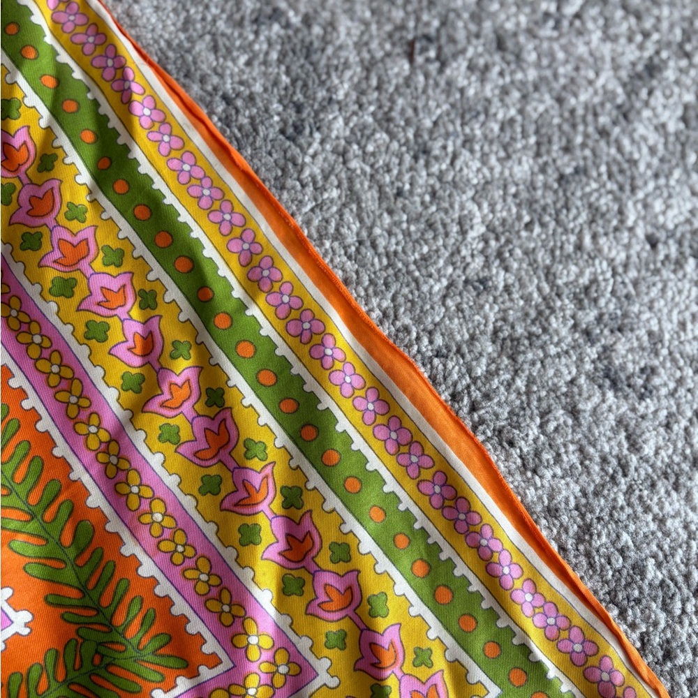 Vera Neumann Groovy Vintage Scarf - Picture 6 of 6